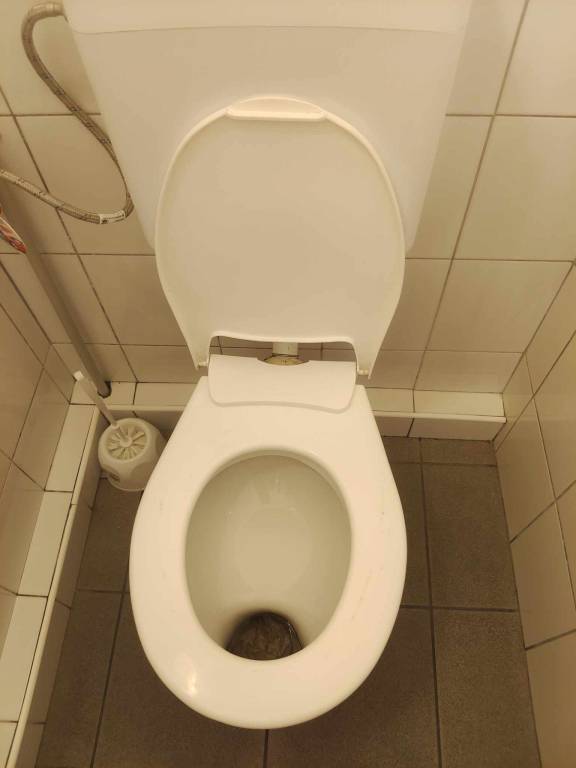 Czyszczenie rur kanalizacyjny woda nie spływa z toalety