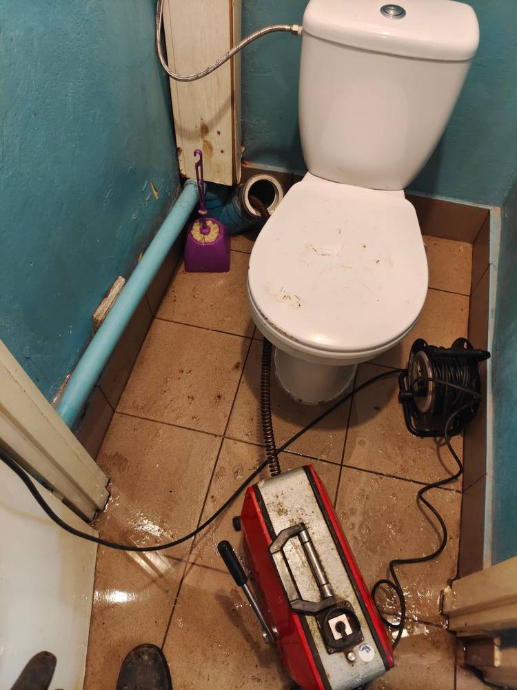 Udrażnianie rury w toalecie