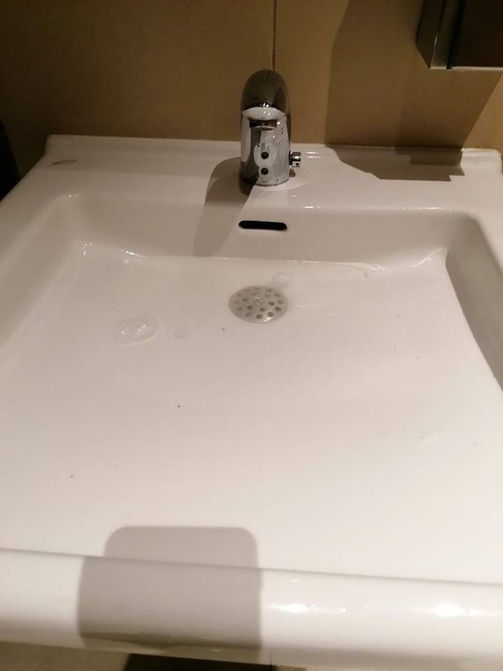 Zatkana umywalka w toalecie